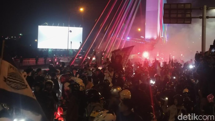 Perayaan kemenangan bobotoh Persib di flyover Pasupati