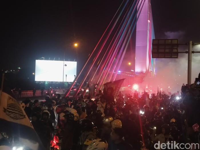Perayaan kemenangan bobotoh Persib di flyover Pasupati