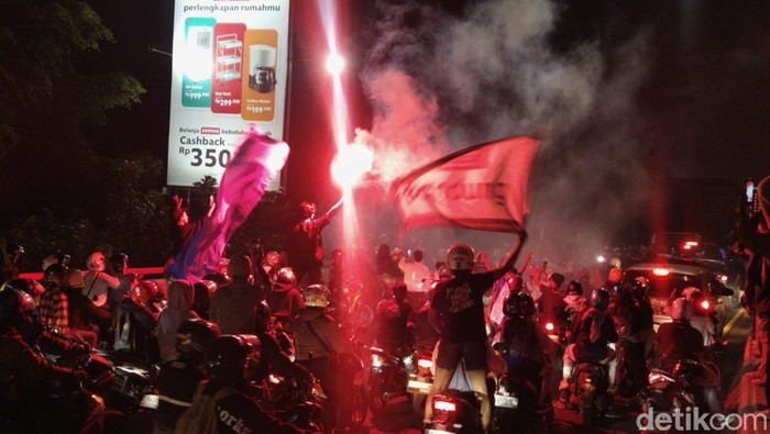 Perayaan kemenangan bobotoh Persib di flyover Pasupati