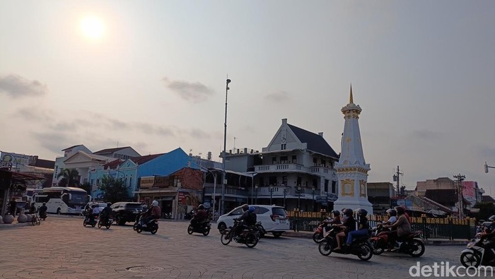 Cuaca di kawasan simpang empat Tugu Pal Putih Kota Jogja, Jumat sore (31/5/2024).