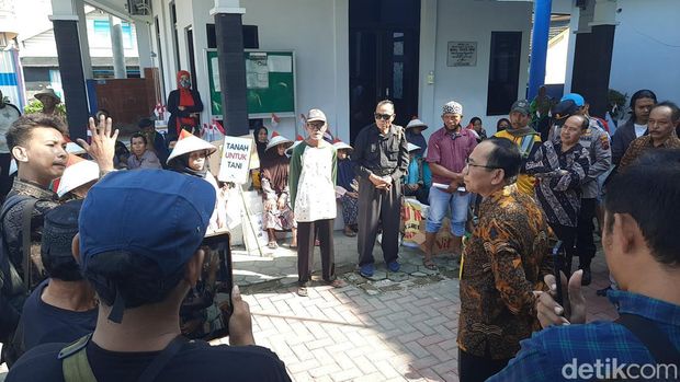 Petani Tayu, Pati, mendatangi kantor BPN menuntut tanahnya dikembalikan, Jumat (31/5/2024).