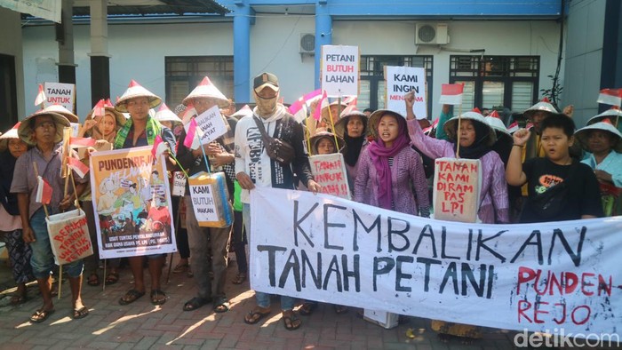 Petani Tayu, Pati, mendatangi kantor BPN menuntut tanahnya dikembalikan, Jumat (31/5/2024).