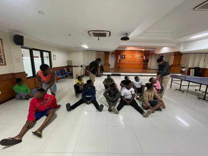 Petugas imigrasi menangkap 24 warga negara Nigeria, Ghana, dan Tanzania akibat overstay dan dugaan penipuan. (Dok. Kantor Imigrasi Ngurah Rai)