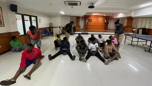 Petugas imigrasi menangkap 24 warga negara Nigeria, Ghana, dan Tanzania akibat overstay dan dugaan penipuan. (Dok. Kantor Imigrasi Ngurah Rai)