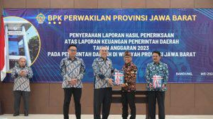 Pj Bupati Kuningan Iip Hidajat saat menerima laporan hasil pemeriksaan keuangan dari BPK Jabar.