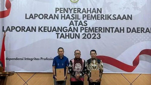 Pj Wali Kota, Mohammad Rum didampingi Ketua DPRD Kota Bima, Alfian Indra Wirawan menerima predikat WTP ke-10 kali dari BPK, di Kota Mataram, NTB, Kamis, (30/5/2024). (Dok. Pemkot Bima)