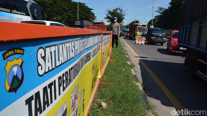 Polisi melakukan penyekatan di Jembatan Suramadu jelang laga Madura United vs Persib