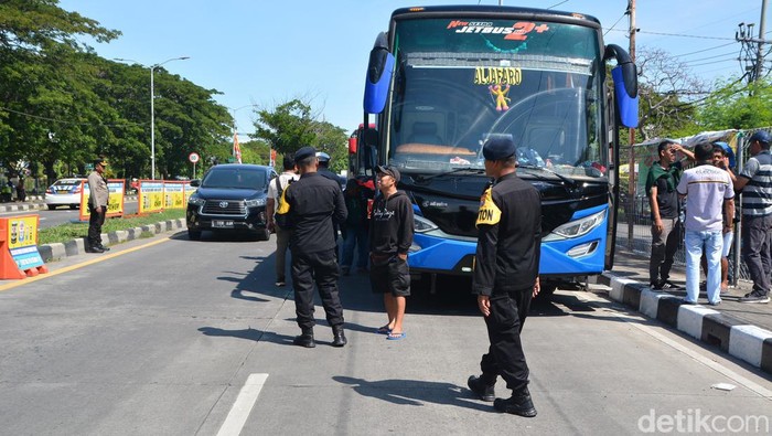 Polisi melakukan penyekatan di Jembatan Suramadu jelang laga Madura United vs Persib