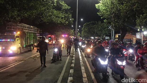 Polisi membubarkan massa yang berkumpul di Suramadu usai laga Madura United vs Persib Bandung