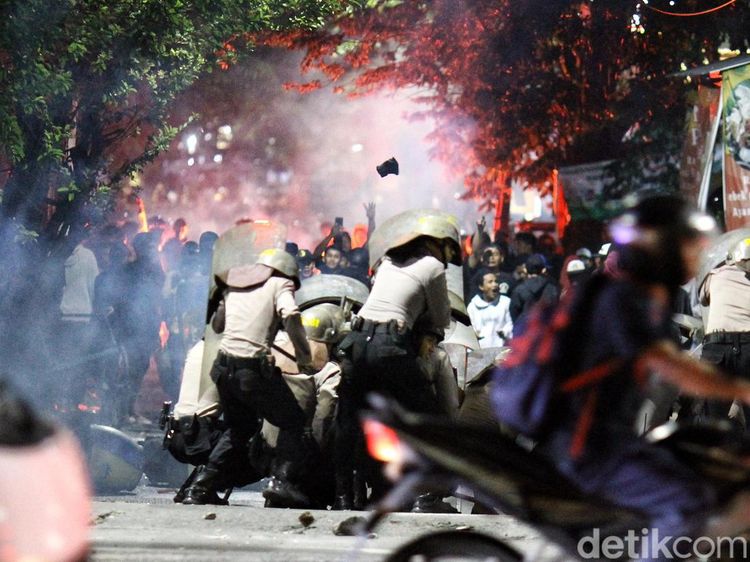 Potret Kericuhan di Suramadu Usai Laga Madura United vs Persib