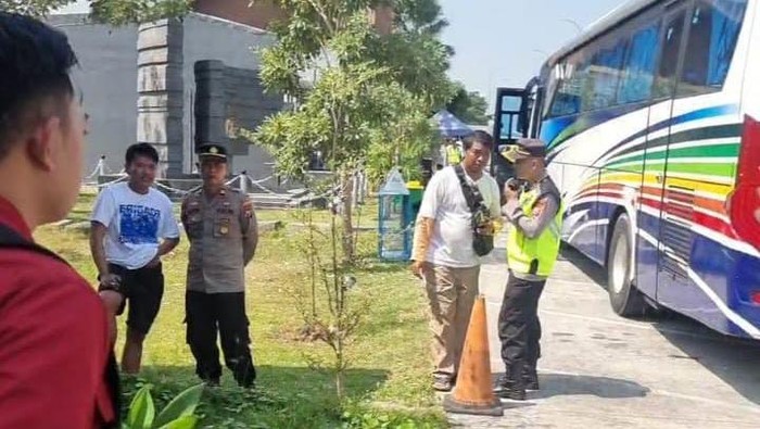 Polisi mencegat dan memutar balik 9 kendaraan memuat suporter Persib di Rest Area 575 A Ngawi.