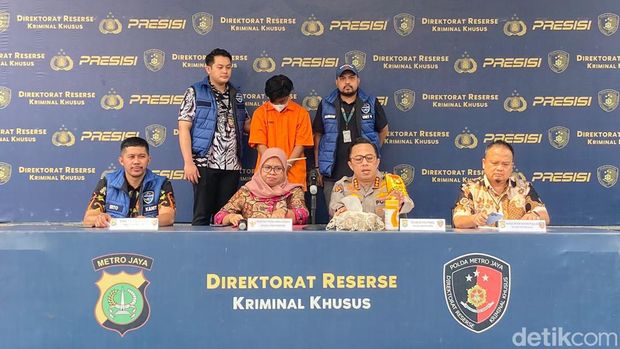 Polisi menghadirkan tersangka penjual video porno anak di Bekasi Deky Yanto (25) dalam rilis kasus di Polda Metro Jaya