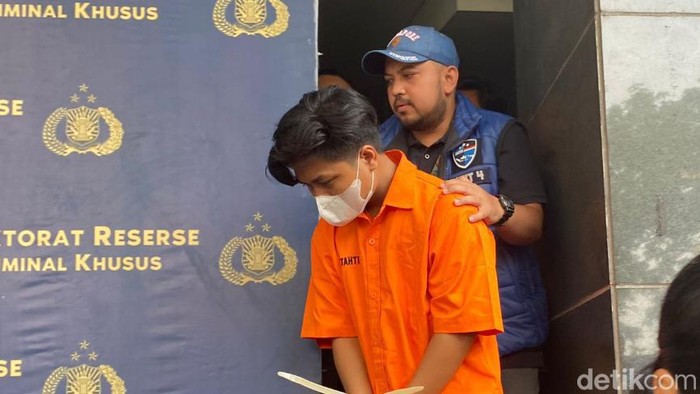 Polisi menghadirkan tersangka penjual video porno anak di Bekasi Deky Yanto (25) dalam rilis kasus di Polda Metro Jaya