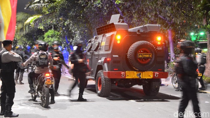 Polisi pukul mundur massa di Suramadu Polisi pukul mundur massa di Suramadu
