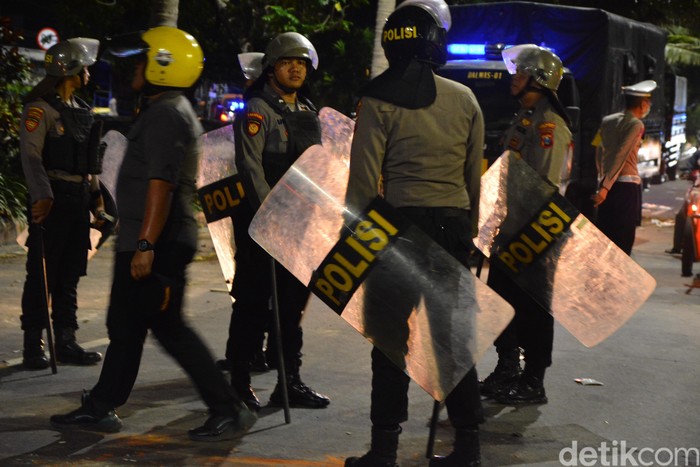 Polisi pukul mundur massa di Suramadu