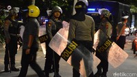 Puluhan polisi juga disebar untuk berjaga di titik-titik untuk mengantisipasi massa kembali. Hingga pukul 23.05 WIB, arus lalu lintas yang sempat tersendat sudah mulai kembali lancar. (Foto: Ardian Dwi Kurnia)