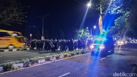 Meski demikian, massa rupanya tak mundur hingga pukul 22.16 WIB. Polisi yang sudah memberikan peringatan kemudian maju dengan membentuk barikade dan membubarkan massa. (Foto: Rifki Afifan Pridiasto)