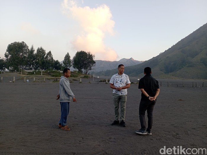 Polisi selidiki aksi 3 turis asing pamer pantat di Bromo