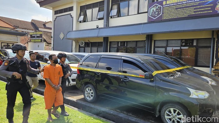 Polres Klungkung mengamankan sebanyak 28 mobil dan dua sepeda motor bodong yang digunakan untuk kendaraan wisata di kawasan Nusa Penida. Polisi juga menangkap dua tersangka pemalsu STNK kendaraan bodong tersebut. (Foto: Putu Krista/detikBali)