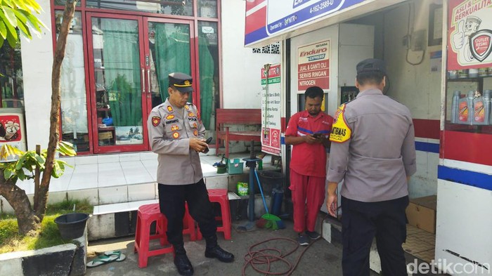 Polsek Jogonalan, Klaten, cek lokasi pencurian tas dalam mobil di SPBU, Jumat (31/5/2024).