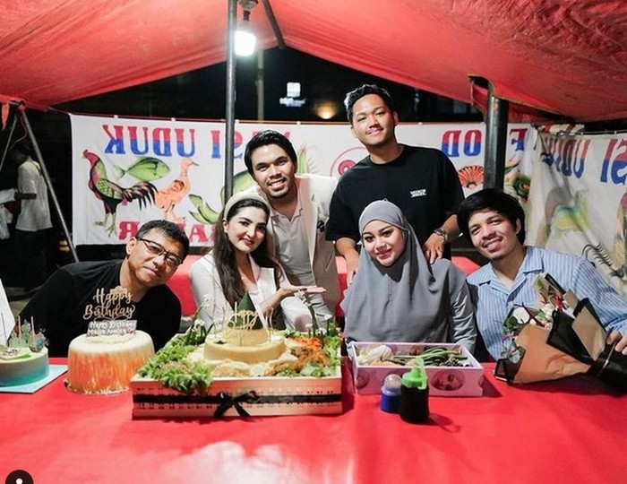 Potret Azriel Hermansyah Saat Makan di Warung Pecel Lele Potret Azriel Hermansyah Saat Makan di Warung Pecel Lele