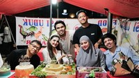 Dalam beberapa momen memang Azriel lebih sering habiskan waktu dengan Ashanty. Ini potretnya saat makan malam di warung pecel lele bareng keluarga. Foto: Azriel Hermansyah/YouTube