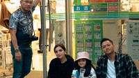 Kalau ini kedekatan Azriel dengan Ashanty yang sudah menjadi ibu sambungnya sejak dia masih kecil.  Foto: Azriel Hermansyah/YouTube