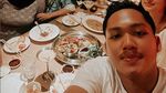 Potret Azriel Hermansyah Saat Makan di Warung Pecel Lele