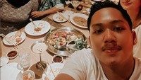 FBareng sang kekasih, Sarah Menzel, Azriel tampak makan malam mewah bersama kakak dan ibunya. oto: Azriel Hermansyah/YouTube