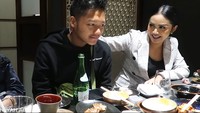 Makan malam dengan sang ibu, Kris Dayanti mengajak Azriel mencicipi sajian khas Jepang di salah satu restoran. Foto: Azriel Hermansyah/YouTube