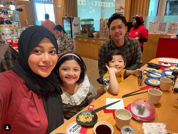 Potret Azriel Hermansyah Saat Makan di Warung Pecel Lele Potret Azriel Hermansyah Saat Makan di Warung Pecel Lele