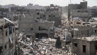 Israel juga terus melakukan serangan terhadap Rafah di Gaza selatan meskipun ada perintah dari Mahkamah Internasional untuk mengakhiri serangan terhadap kota tersebut, tempat setengah dari 2,3 juta penduduk Gaza sebelumnya mengungsi.