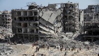 Warga Palestina berjalan saat memeriksa kerusakan setelah pasukan Israel mundur dari sebagian kamp pengungsi Jabalia, menyusul penggerebekan, di Jalur Gaza utara, Kamis (30/5/2024).