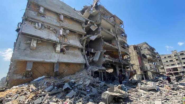 Palestinians inspect destroyed houses after Israeli forces withdrew from a part of Jabalia refugee camp, following a raid, in the northern Gaza Strip, May 30, 2024. REUTERS/Osama Abu Rabee