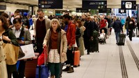 Orang-orang mengantri di Gare du Nord saat kereta Eurostar tertunda akibat kegagalan gerbang elektronik Inggris di Paris, Prancis, Kamis (30/5/2024). Penundaan ini membuat penumpang numpuk.