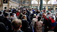 Penundaan ini merupakan kemunduran bagi operator kereta api karena sejumlah besar penumpang diperkirakan akan menggunakan Eurostar saat Olimpiade Paris dimulai pada bulan Juli.