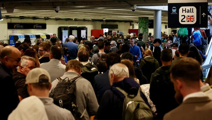 People queue at the Gare du Nord  as Eurostar trains were delayed by a British e-gate failure in Paris, France, May 30, 2024. REUTERS/Kevin Coombs