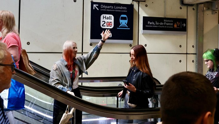 Potret Penumpang Numpuk Akibat Layanan Kereta London-Paris Gangguan People queue at the Gare du Nord as Eurostar trains were delayed by a British e-gate failure in Paris, France, May 30, 2024. REUTERS/Kevin Coombs