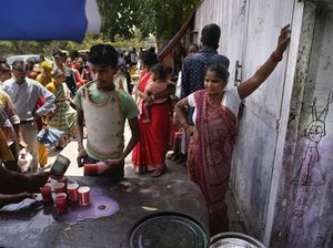 Gegara Gelombang Panas, Warga India Antre Panjang Demi Air Bersih