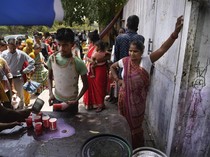 Warga India Antre Minum Es Gratis Saat Cuaca Sedang Panas-panasnya