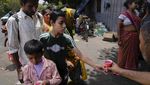 Warga India Antre Minum Es Gratis Saat Cuaca Sedang Panas-panasnya