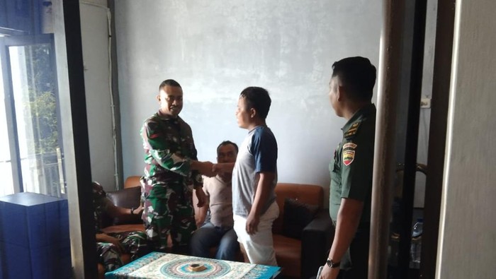 Pratu Rizki Irawan bersalaman dengan Husni Nasution di Kantor Kepala Desa Pertangguhan (Dok. Desa Pertangguhan)