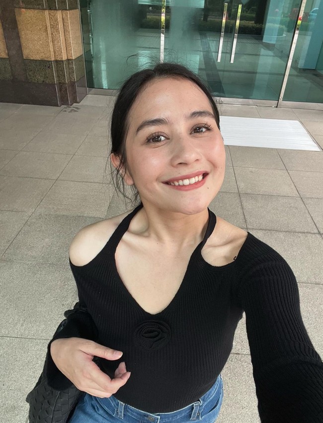 Aktris cantik tersebut rupanya sudah berhasil menurunkan bobot tubuhnya sebanyak 10 kg. Melansir detikpop, penurunan berat badan itu diperolehnya dari pola hidup sehat yang mulai dijalaninya. Foto: Instagram/@prillylatuconsina