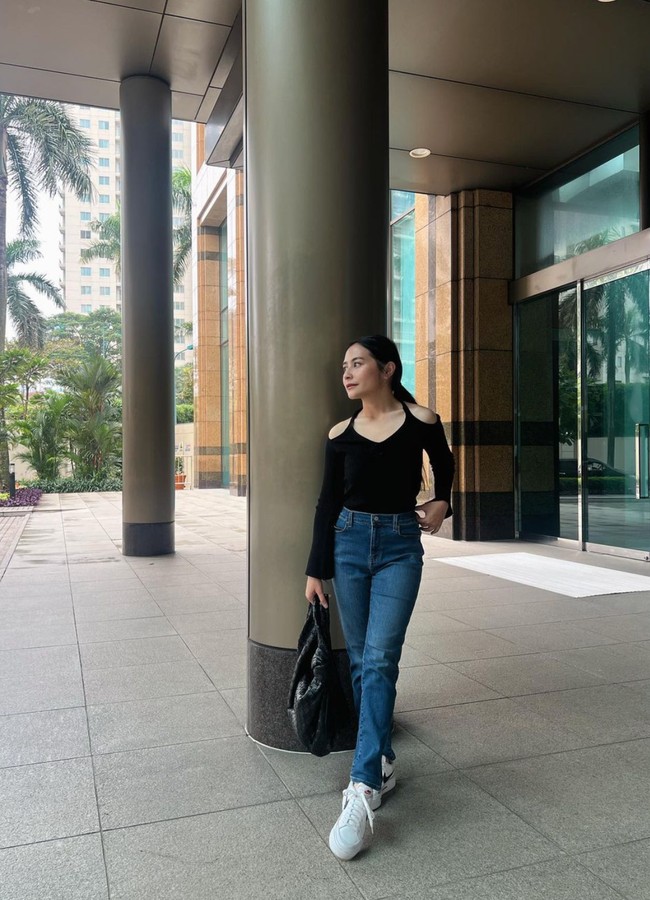 Prilly mengatakan jika dirinya sudah mengurangi makanan manis dan goreng-gorengan. Selain itu ia juga mulai rutin berolahraga, salah satunya lari. Foto: Instagram/@prillylatuconsina