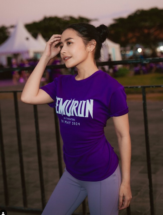 Karena penurunan berat badannya itu Prilly juga mengaku jika beberapa pakaiannya kebesaran saat digunakan. “Pas nimbang segitu. Ya sudah ukuran celana turun semua, baju turun semua, terang Prilly melansir dari Detikpop. Foto: Instagram/@prillylatuconsina