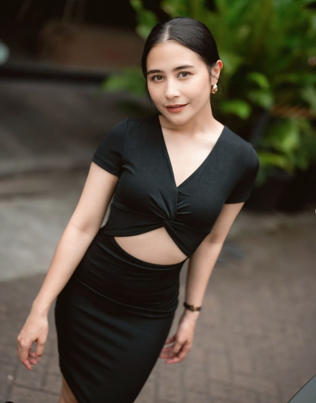 Dari foto-foto yang dibagikan Prilly memang terlihat pemeran sinetron Ganteng Ganteng Serigala itu memang jadi terlihat lebih langsing. Penampilan baru Prilly itu pun banyak mendapat pujian dari netizen. Foto: Instagram/@prillylatuconsina