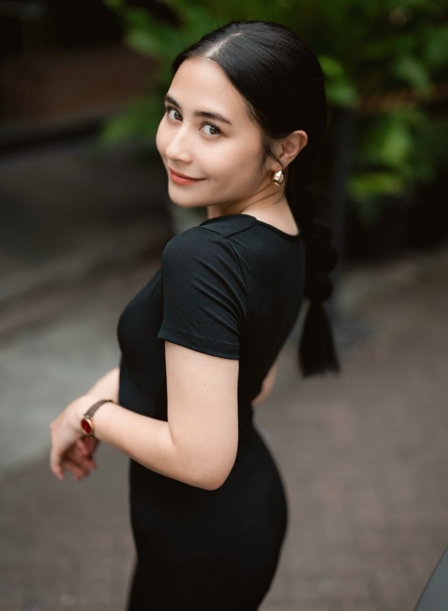 Karena berat badannya yang turun, wajah Prilly kini juga terlihat semakin tirus. Tak sedikit yang memuji kecantikannya. “Cantikkk bgt,” komentar salah seorang netizen. Foto: Instagram/@prillylatuconsina