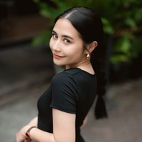 Karena berat badannya yang turun, wajah Prilly kini juga terlihat semakin tirus. Tak sedikit yang memuji kecantikannya. “Cantikkk bgt,” komentar salah seorang netizen. Foto: Instagram/@prillylatuconsina