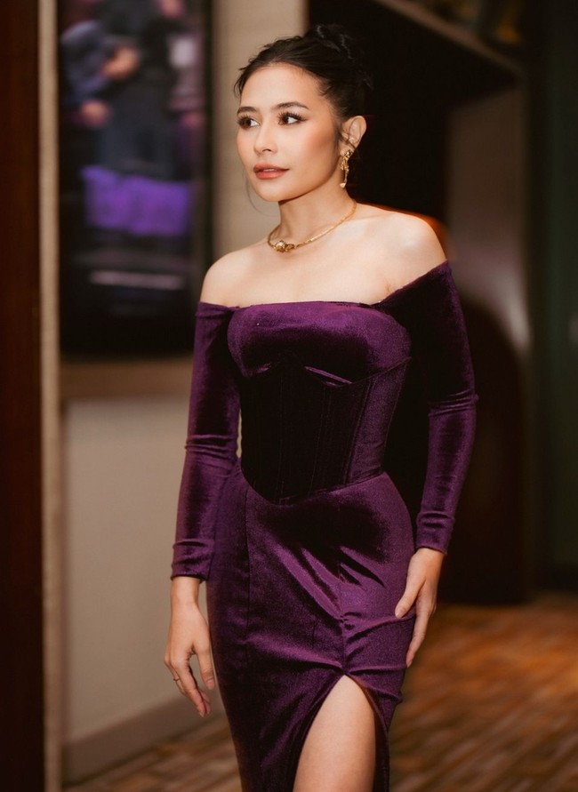 Tampil mengenakan dress bodycon, tubuh langsing Prilly terlihat jelas. Wanita 27 tahun itu tampil anggun dan menawan. Foto: Instagram/@prillylatuconsina