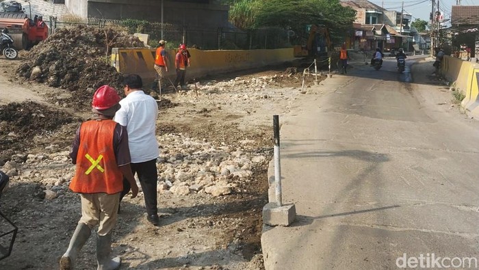 Proses perbaikan jalan Loji-Badami yang sempat amblas 1,5 meter